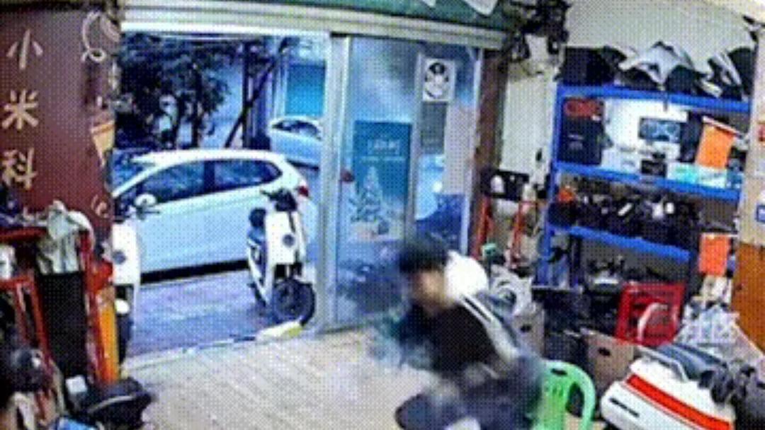 牧风芳华 男子顺手拿起桌子上的一颗烟抽，没想到里面竟然包着一个鞭炮
