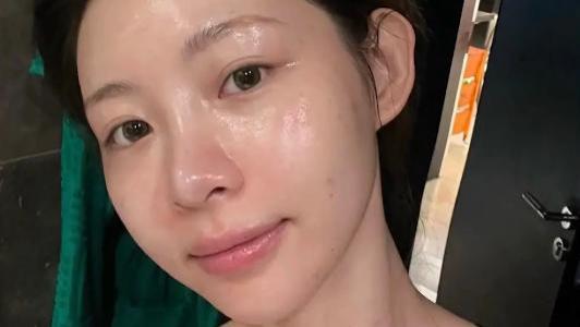 明星素颜|2600W的痞幼晒素颜无修照翻车，网友：睁眼说瞎话，门墙都变形了