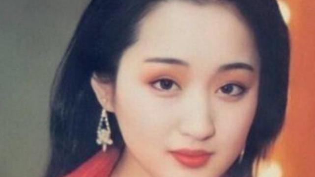 杨钰莹|赖文峰出狱后娶妻又生子，而杨钰莹却至今未婚，她在追求什么？