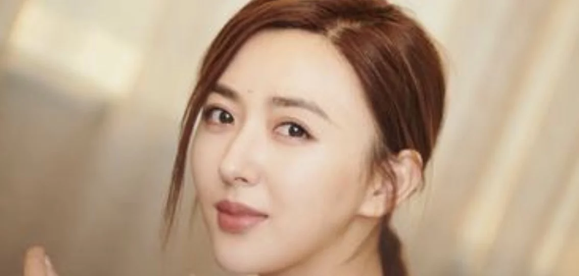 她本是杨幂助理，因颜值进入演艺圈，如今与胡歌搭档而走红