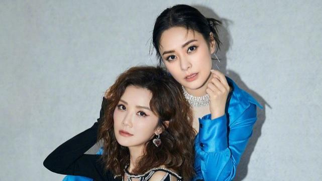 穿衣搭配|蔡卓妍的“甜妹”穿搭好出圈，黑色镂空短上衣配修身短裙，好精致