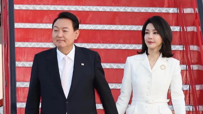 项链 韩国第一夫人素颜太美！穿白裙秀56厘米蚂蚁腰，戴1亿项链备受关注
