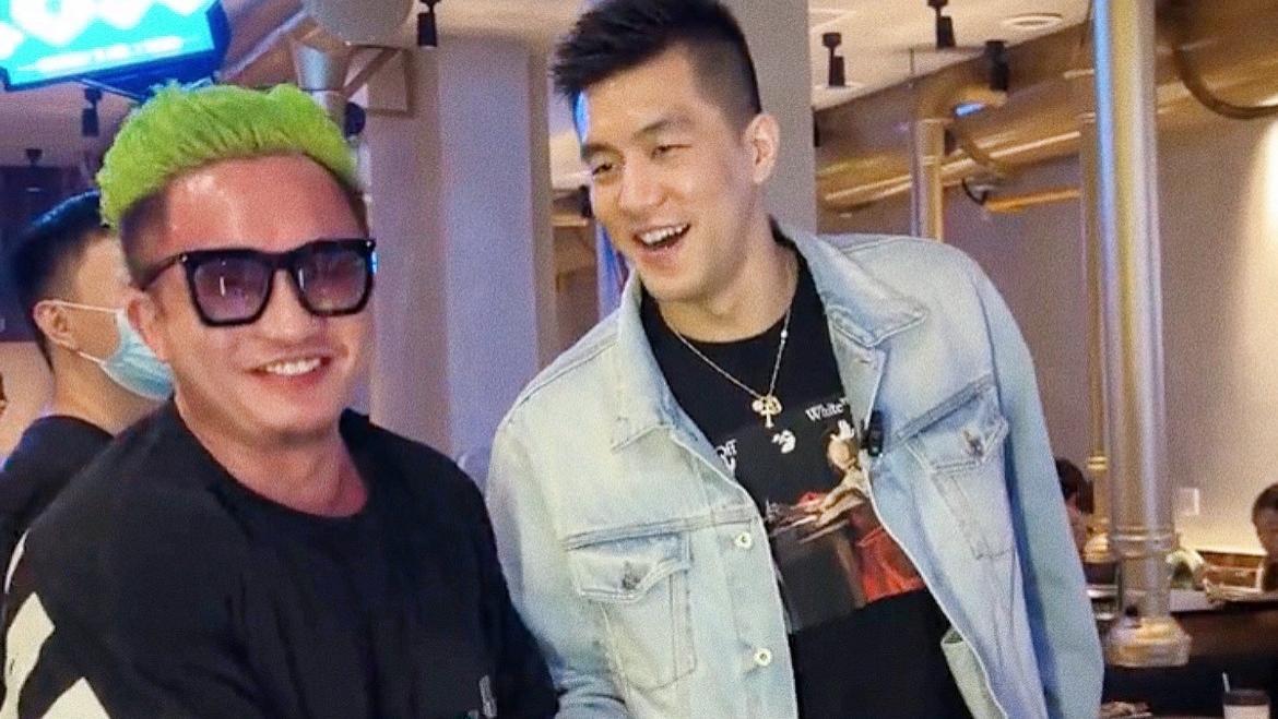 郭艾伦|不爱炒莓了! 郭艾伦成都烤肉店请网红吃饭, 赞不绝口: 贼香! 我爱吃烤肉