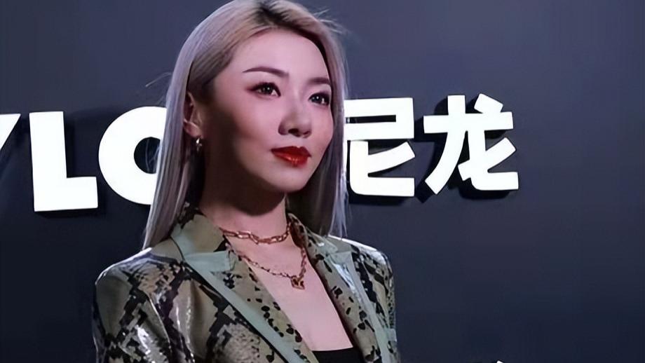 程晓玥|郑恺前女友大变样，浓妆艳抹配女团风发色显廉价，网红风打扮好土