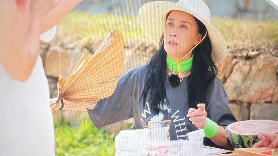 那英|《中餐厅》路透！那英穿休闲装路边卖西瓜像村妇，殷桃却美貌依旧