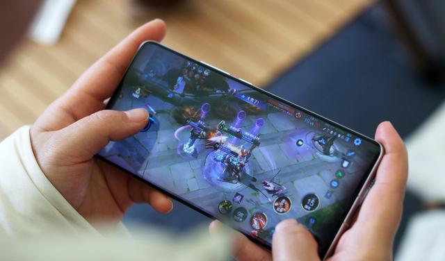 小米科技|同样是小屏手机，明明小米12配置更强，为何卖不过小米12X呢？