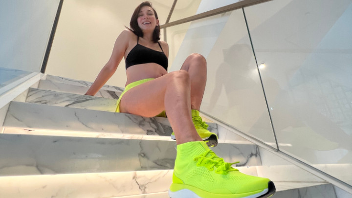 卢靖姗|卢靖姗晒大肚照！穿吊带背心露圆润孕肚，让狗狗趴肚子很大胆