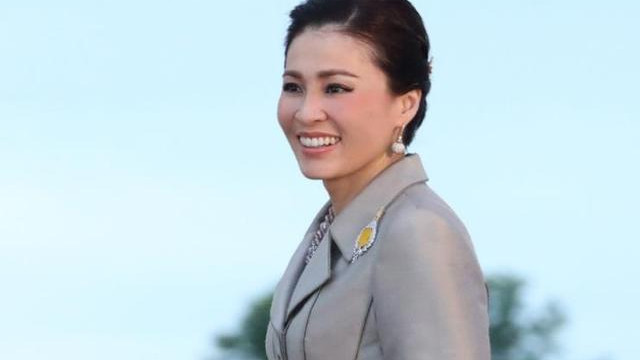 苏提达|帝后牵手海报出炉，44岁苏提达笑靥如花，给妻子吃下一颗定心丸