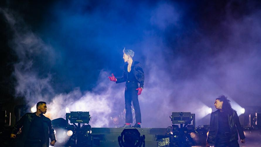 王嘉尔|王嘉尔首登科切拉舞台，三首歌曲联唱炸翻全场，网友热泪盈眶