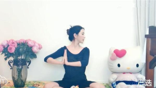 李思思|34岁主持人李思思，直播健身秀一字马，网友：身材好穿什么都美