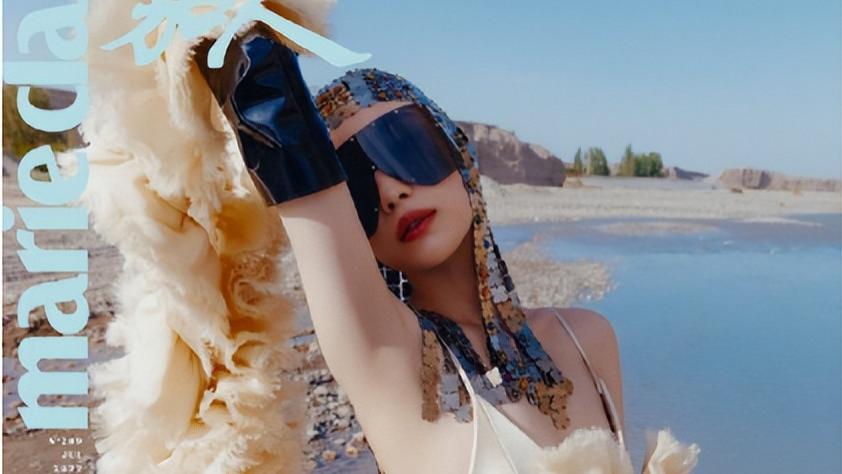 倪妮|倪妮站脏水中拍性感大片！穿紧身裙手抚胸部，胳膊被绑带勒出痕迹