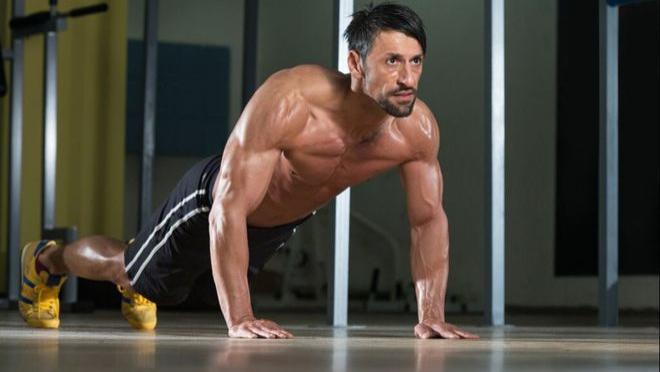 俯卧撑|训练俯卧撑，动作速度快点好，还是慢点好呢？