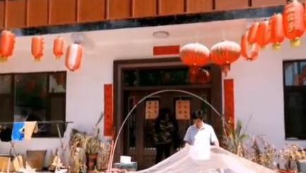 |大衣哥儿子给未婚妻买手机，单手搂陈萌互动自然，用现金结账亮了