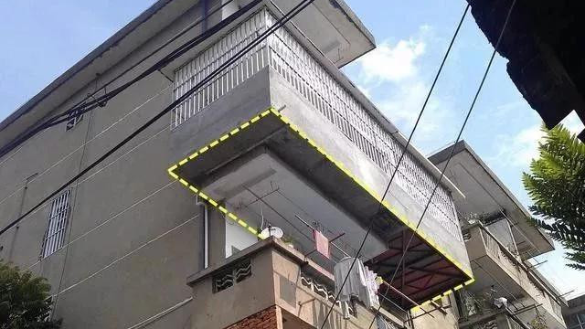 邻居家阳台“多出”2米，沾沾自喜到处炫耀，内行人：不加固会塌！