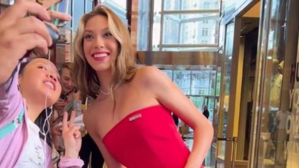 许佳琪|谷爱凌现身庆典红毯！一袭红色长裙尽显大气，性感身材摄人心魂