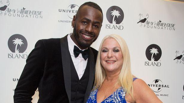 |英60岁女星公开与49岁男友床上亲密照，透露爱情长跑16年保鲜秘笈