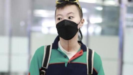 窦靖童|25岁窦靖童现身机场！留男士狼尾穿红配绿，个性十足眉眼神似王菲