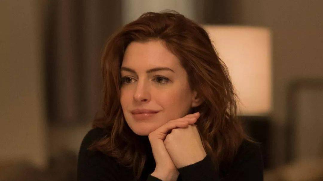 安妮·海瑟薇哭着问：会不会有人爱我本来的样子？