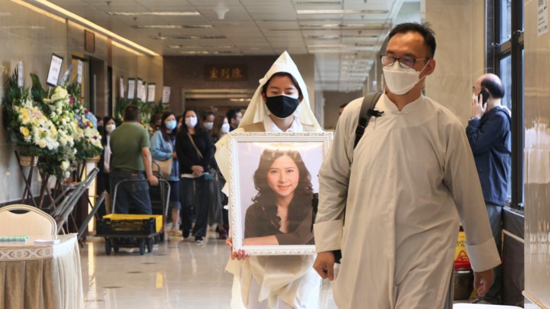 祝文君|演员祝文君去世，女儿披麻戴孝操办葬礼，手捧遗照送亡母遗体火化