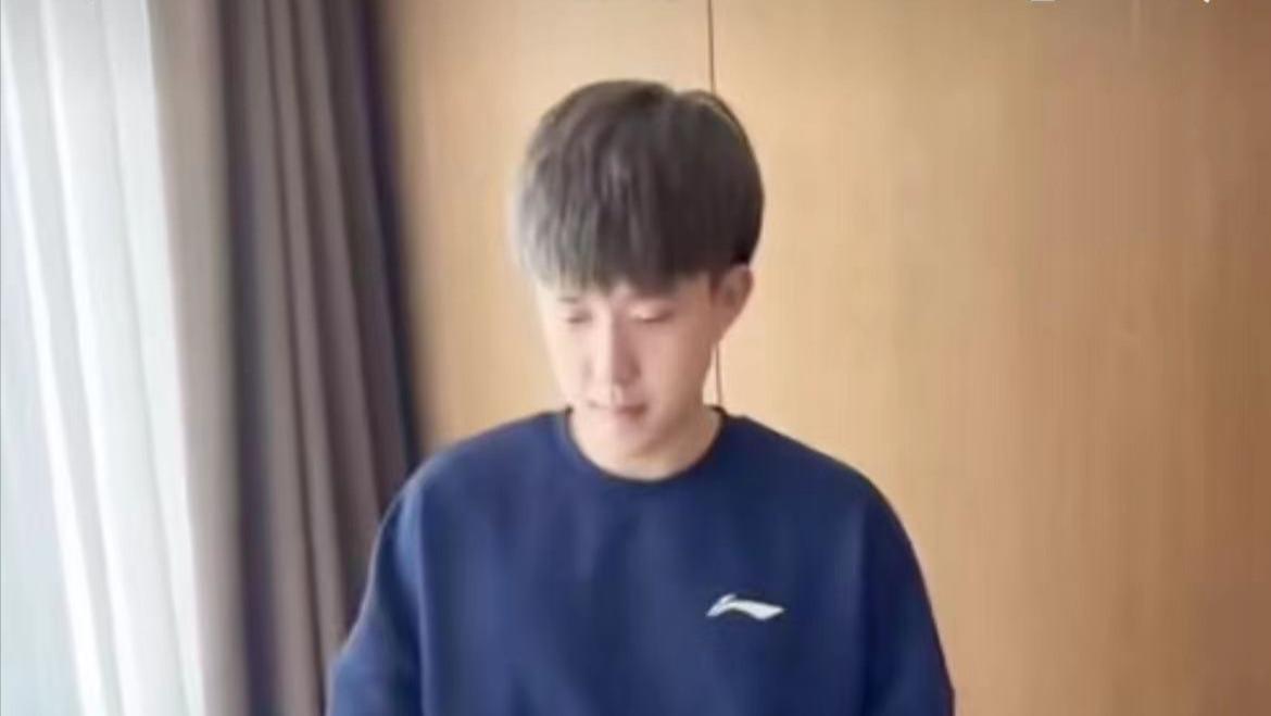 孟阿赛|王楚钦新造型亮相做公益，阳光帅气获赞，但视频拍摄地引发了争议