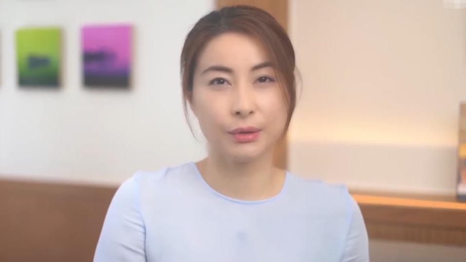 郭晶晶|郭晶晶近况曝光！打扮朴素出镜表情略显僵硬，衣服紧绷勒出赘肉