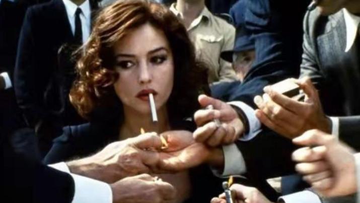 莫妮卡·贝鲁奇|2021年，“地球球花”莫妮卡·贝鲁奇带两个女儿逛街，美人也老了