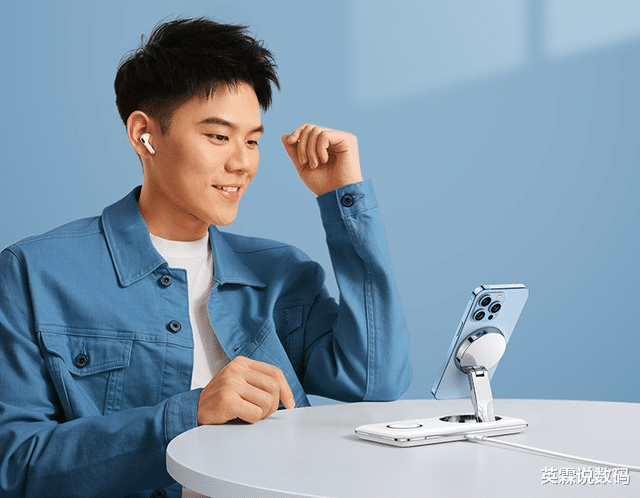 机械键盘|为果粉深度定制,20W无线快充,绿联推出二合一磁吸无线充