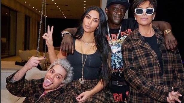 金·卡戴珊|金·卡戴珊与新欢共度情人节后，大秀迷你小裤炫耀身材，侃爷愤怒