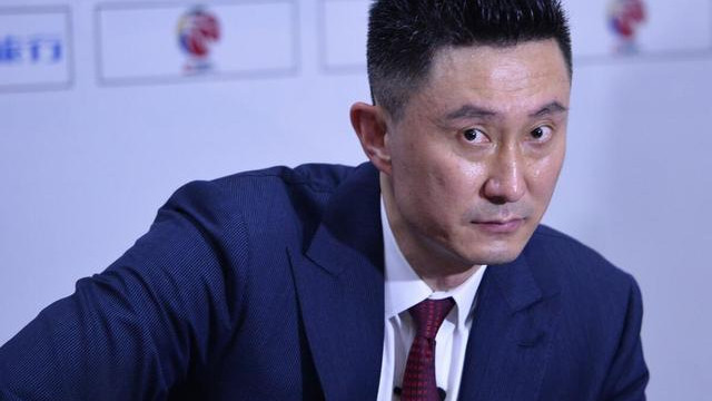四川男篮|四川男篮拒绝和广东握手，谁注意易建联举动，他狠狠打了对手的脸