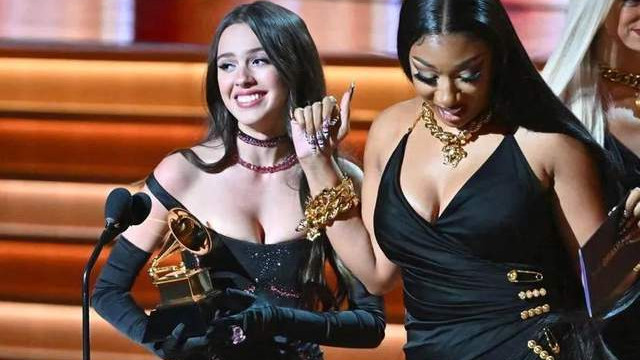 迪士尼|取代碧梨！19岁少女获迪士尼力捧，拿下格莱美大奖，还写歌抢男人