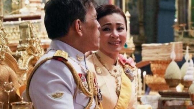 诗妮娜|泰国帝后感情已修复，深情对视甜过偶像剧，撇下37岁诗妮娜贵妃