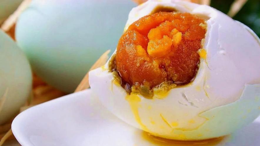 |母亲腌了40年咸鸭蛋，不裹泥不泡水，1个月起沙出油，比买的好吃