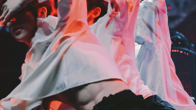 丁程鑫|丁程鑫不经意间秀腹肌，粉丝评论两极分化，队友虽瘦但也有“肉”