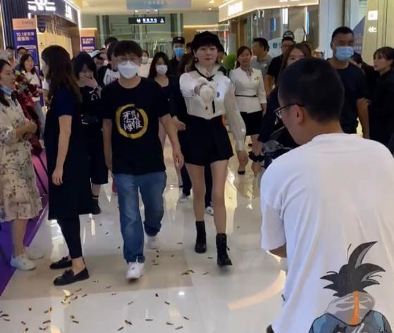 董宇辉|成都：万绮雯现身商场，小短裙雪白大长腿吸睛，“已经年过半百”