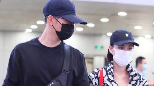 何超莲|何超莲道歉后现身机场双眼无神，窦骁卷起袖子牵手女友满满保护欲