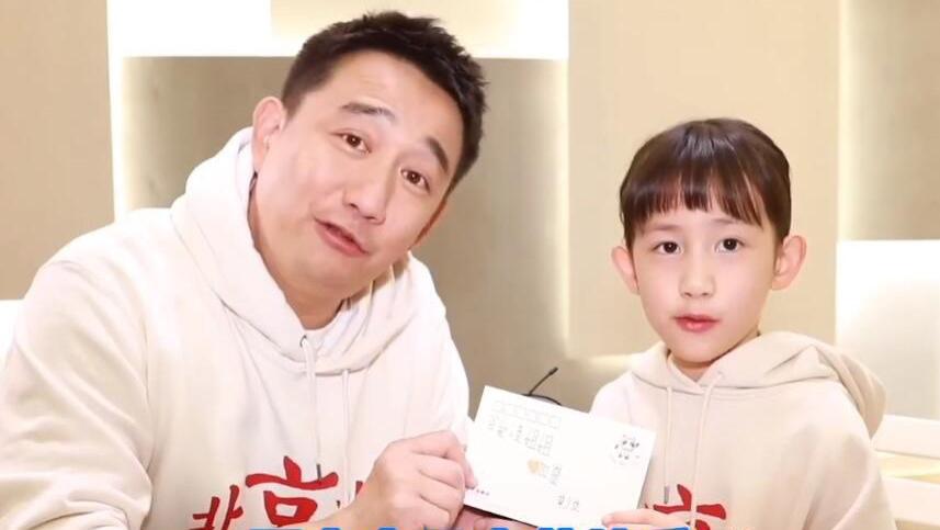 黄磊|黄磊首次带小女儿露面，9岁穿连帽卫衣剪刀切刘海，母女高鼻梁似烙饼