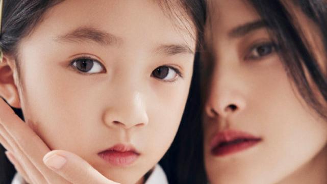 隋俊波|隋俊波首携8岁女儿拍大片，女儿樱桃小嘴长相精致，比妈妈还美