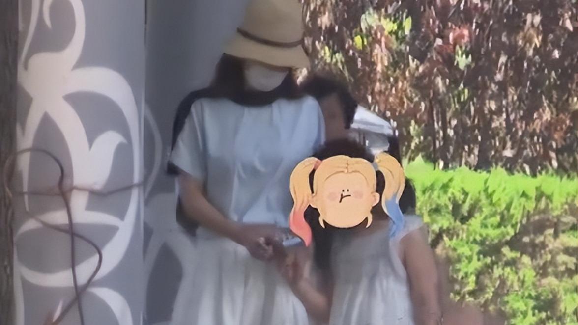 张亮|张亮开豪车携家人做核酸！前妻寇静牵着7岁女儿，离婚四年仍同住