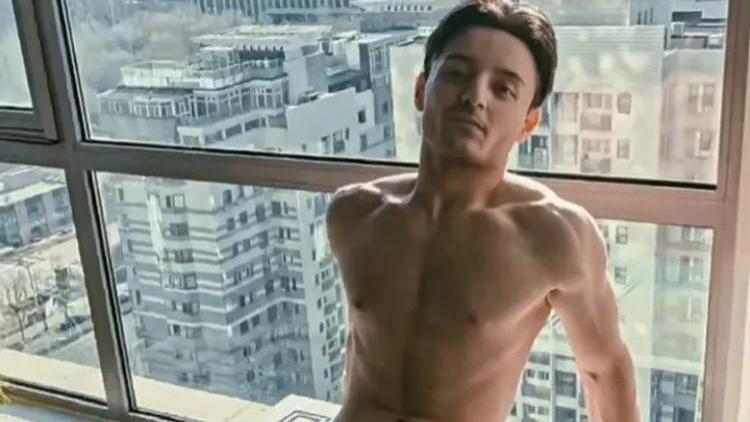 阿尔法|曾被评为“长残童星”的阿尔法，自曝近照一身肌肉，颜值回升！