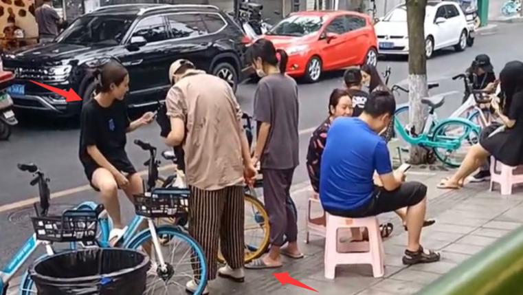 邵雨轩|邵雨轩张小花街头被偶遇，穿着邋遢男士拖鞋亮眼，手中疑似夹着烟