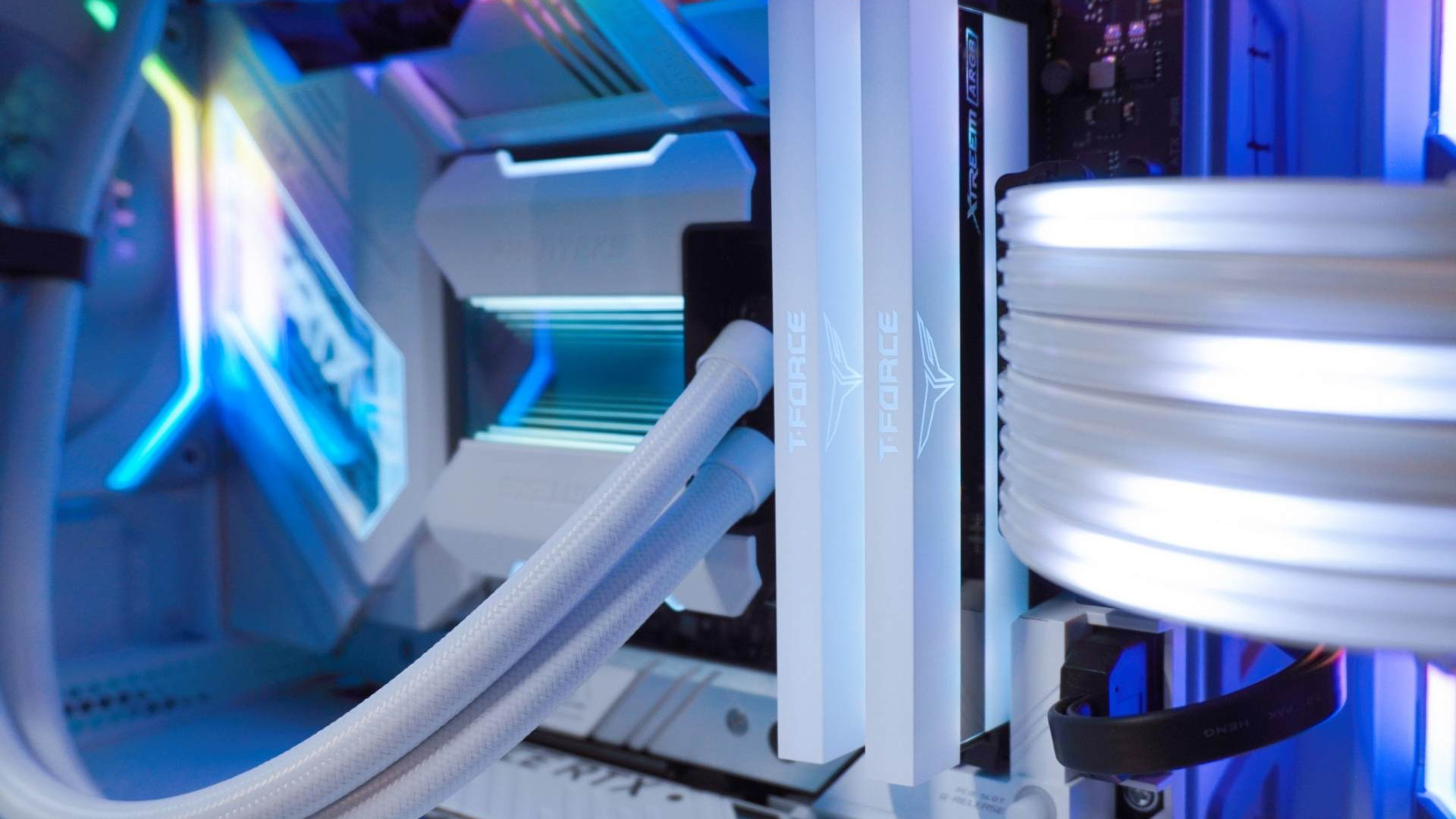 小米科技|白系主机内存篇：十铨梦境DDR4-4000 RGB内存开箱