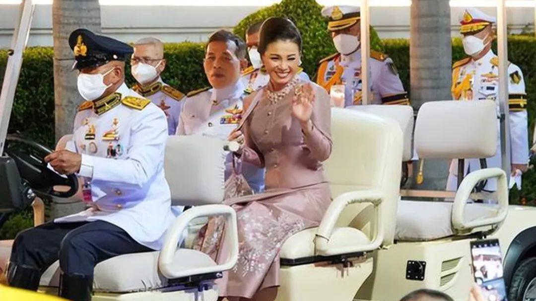 西拉米|苏提达陪泰王手摇折扇春风得意，诗妮娜销声匿迹，西拉米海报频传