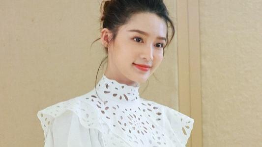 穿衣搭配|李沁笑起来真的很甜，穿着镂空白裙简约清纯，真像个“小姑娘”