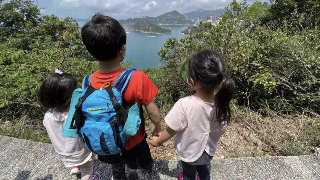 刘亦菲|霍启刚周末带娃爬山，霍中曦牵手两个妹妹登高望远，相亲相爱超暖心