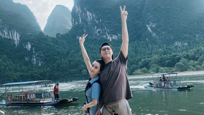 何超莲|赌王千金何超莲秀恩爱，和窦骁甜蜜出游，互相依偎越来越有夫妻相