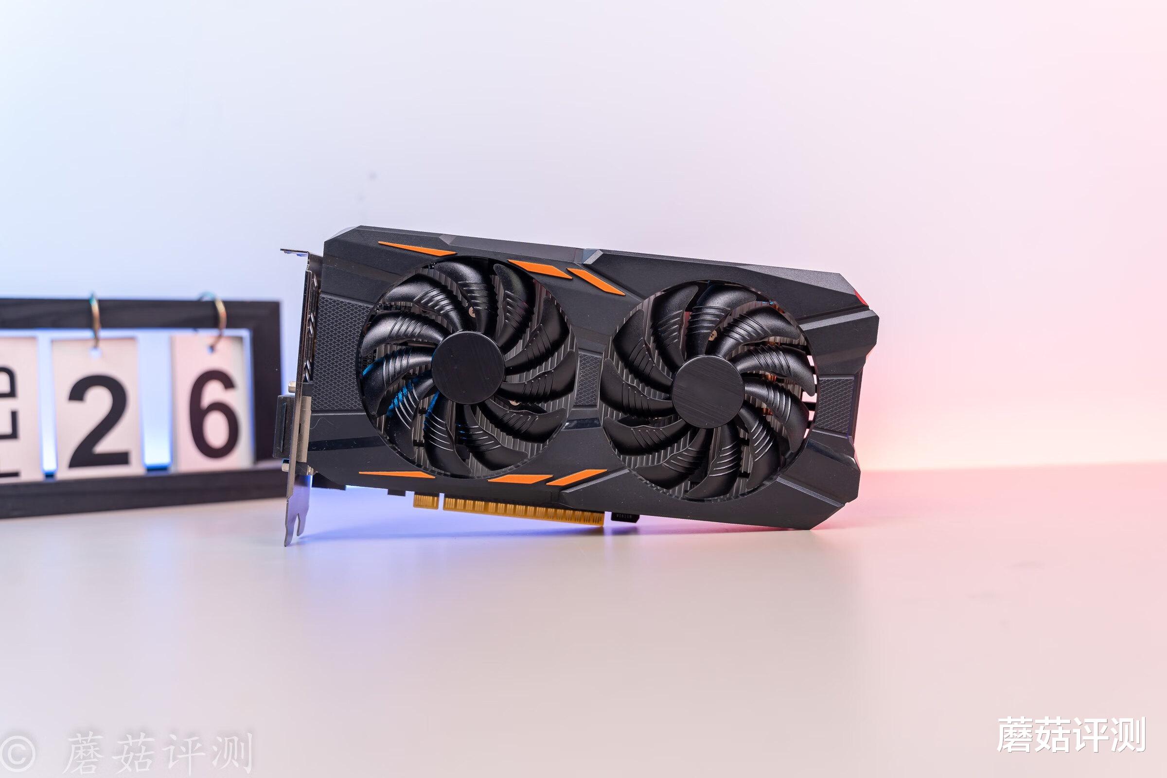 机箱|电脑主机也可以玩“姿态”？异型主机搭配三台显示器的“电竞房”搭建