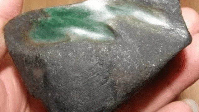 翡翠|9万入手的翡翠原石，料子小小却拥有大能量，切涨幅度太大了！