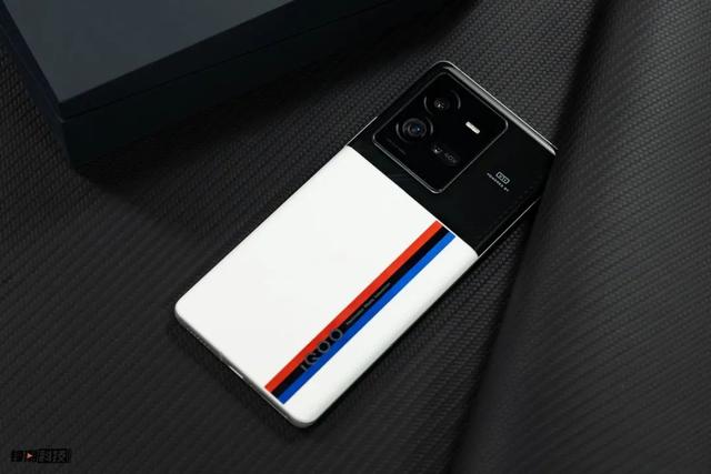 iqoo|图赏:刚刚发布的iQOO 10,骚到我了