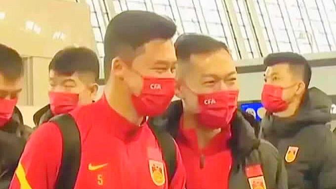吴曦|吴曦“赢”了，名嘴亲自向国足队长道歉！球迷不解：不让批评了？