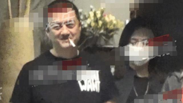李亚鹏|李亚鹏开车接女友回家，他嘴叼香烟派头十足，女友西装短裤超漂亮